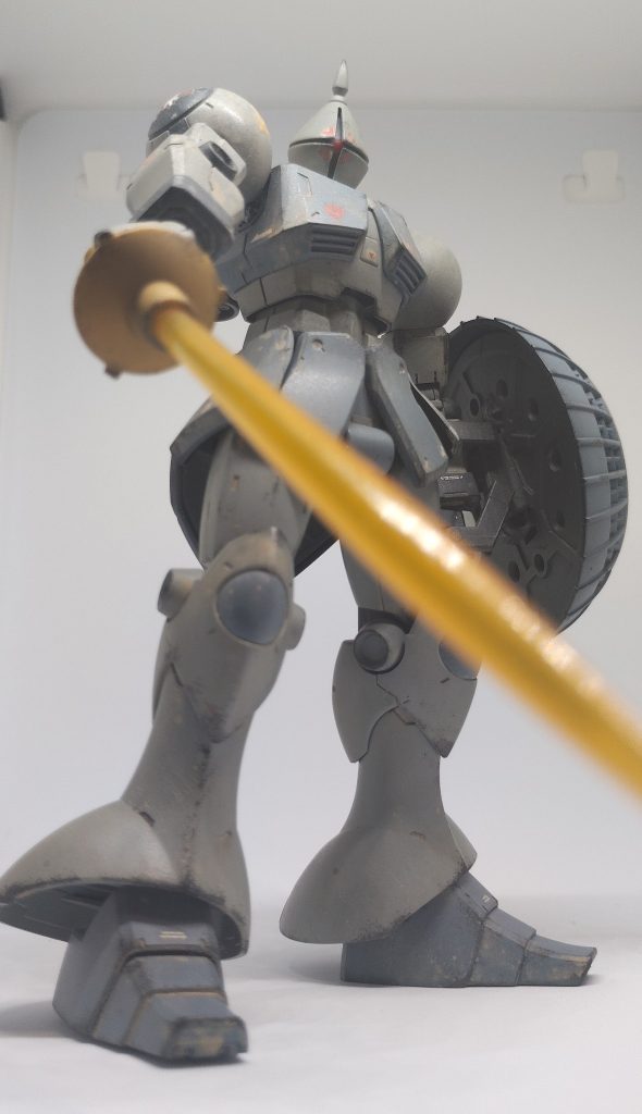 全体的に淡めのマ・クベ機カラーをイメージしていたのですが、明るいグレーを塗っている途中で塗料がなくなってしまい、その場にあったダークシーグレーを混ぜた結果だいぶ色味が変わってしまいました…混色する時は必要量の把握が大事…！これから大きめの機体を作るときには特に注意していきたいです(zaku-kao4)
