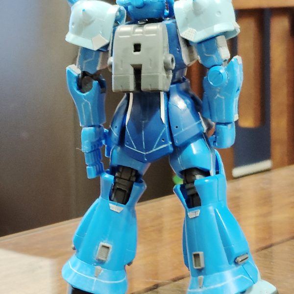 閲覧ありがとうございます！先日のグフの続きです！今回は全身に渡りスジ彫りとプラ板工作をしましたまた、肩アーマーと足はグフカスタムのものに差し替えました動力パイプがキットのままだと安っぽいんで、新規で製作しようと思います今日はここまでです（4枚目）