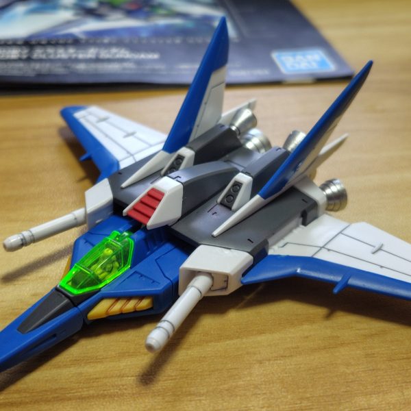 こんにちわ。ずいぶんかかりましたが、飛行機だけ組めました😅バーニアだけシャインシルバーとホワイトゴールド塗ってます。細かいところのシールか塗装はあとで。この勢いのまま、本体も組めるかなぁ😣（2枚目）