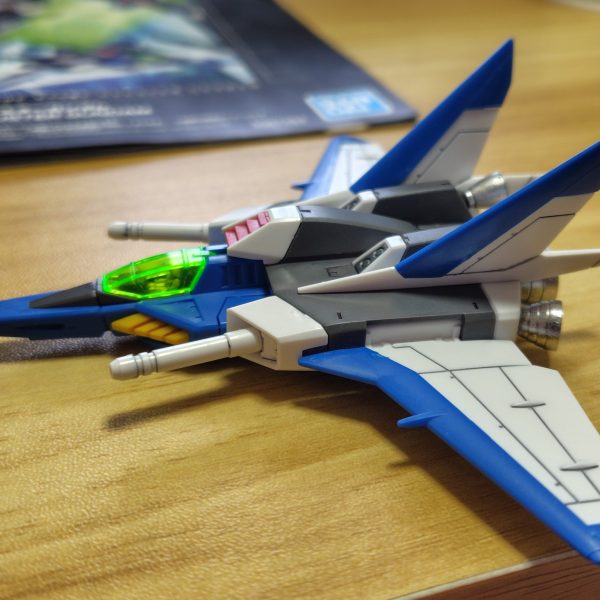 こんにちわ。ずいぶんかかりましたが、飛行機だけ組めました😅バーニアだけシャインシルバーとホワイトゴールド塗ってます。細かいところのシールか塗装はあとで。この勢いのまま、本体も組めるかなぁ😣（3枚目）