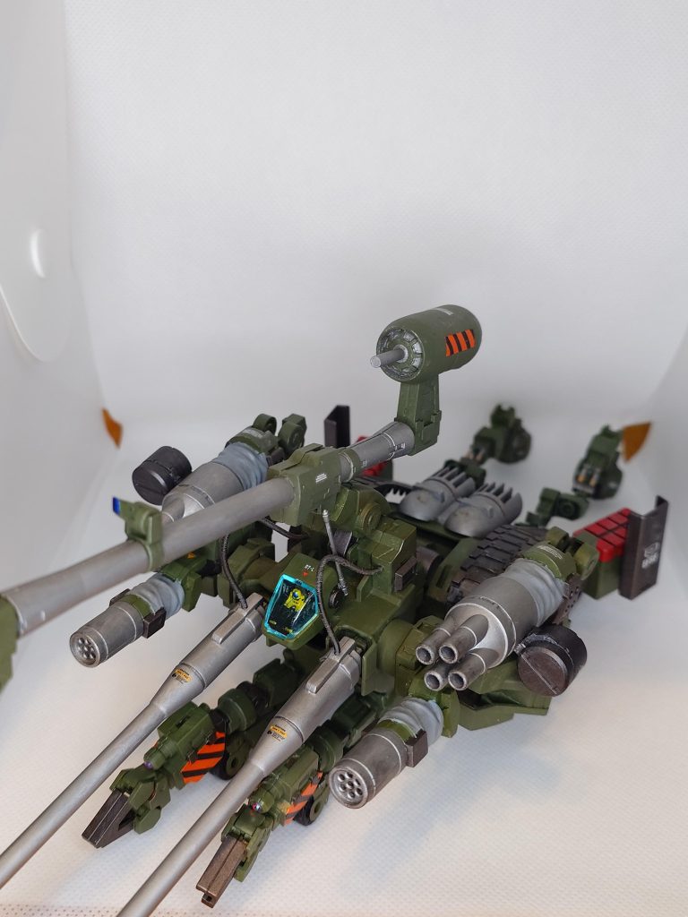 一番のポイントは突撃形態に変形します!といっても前後の補助脚を伸ばし、上半身を前に90°、首を後ろに90°曲げ、手を180°回転させて折りたたんだだけですが…長すぎて撮影ブースに収まらない…