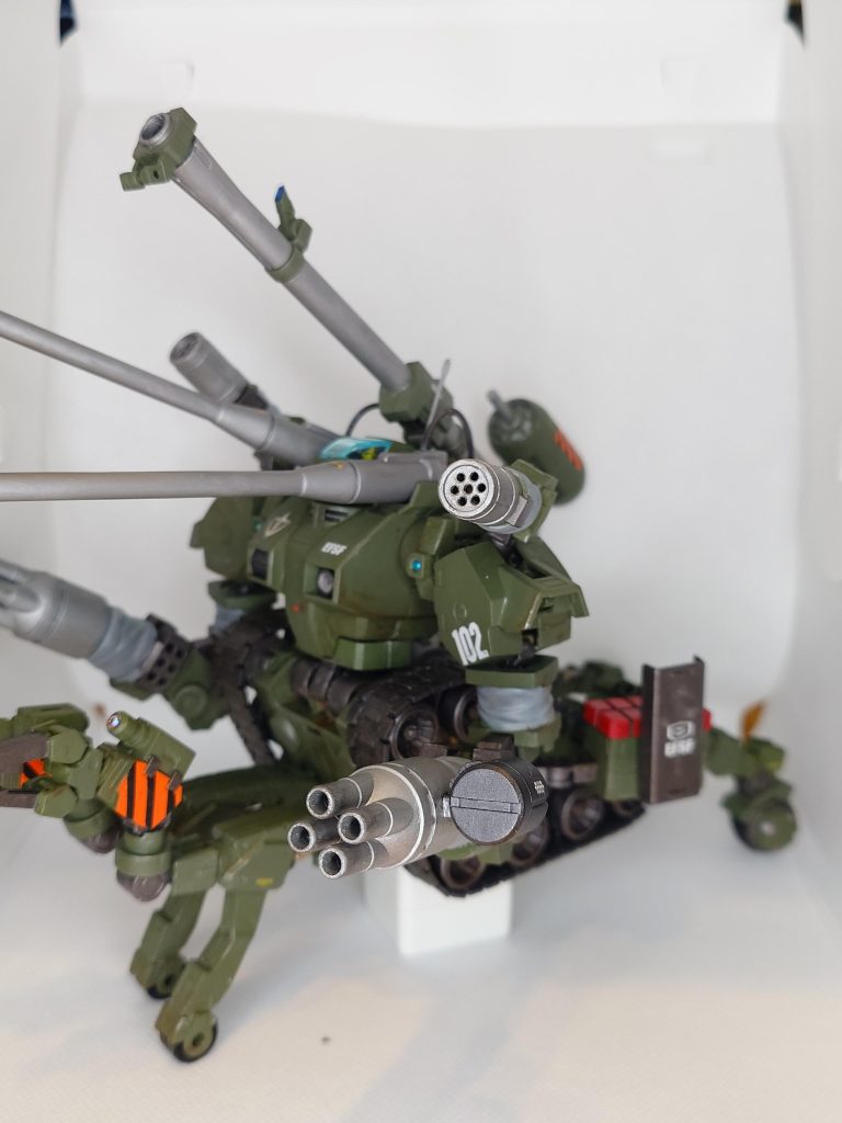 補助脚だけで歩くことも可能！…な設定ですが、この細足では無理だろうな…実際の撮影も関節が保持しきれなかったし…