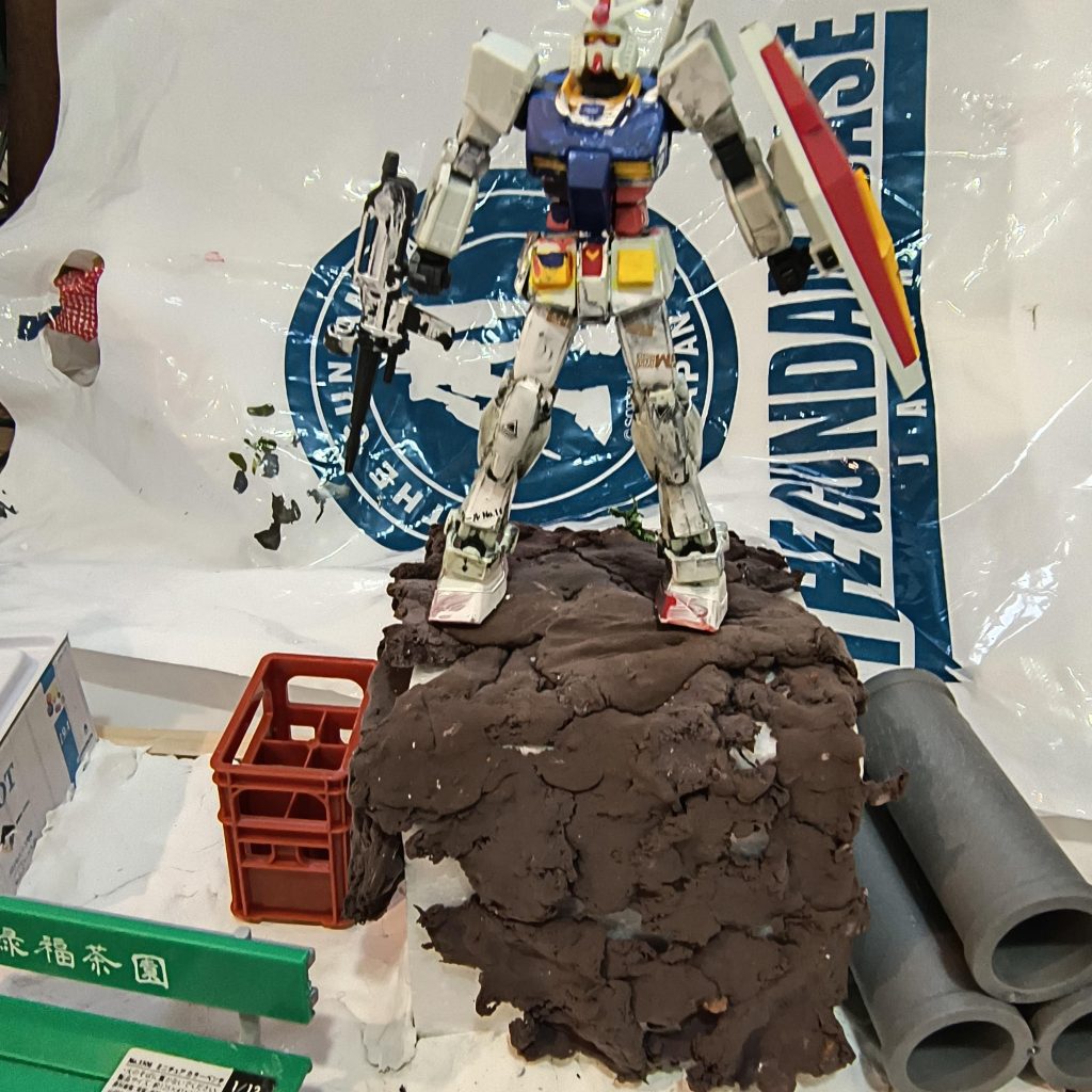 汚したあとまた色を塗ったという、新発想(zaku-kao2)山の上に立つわ