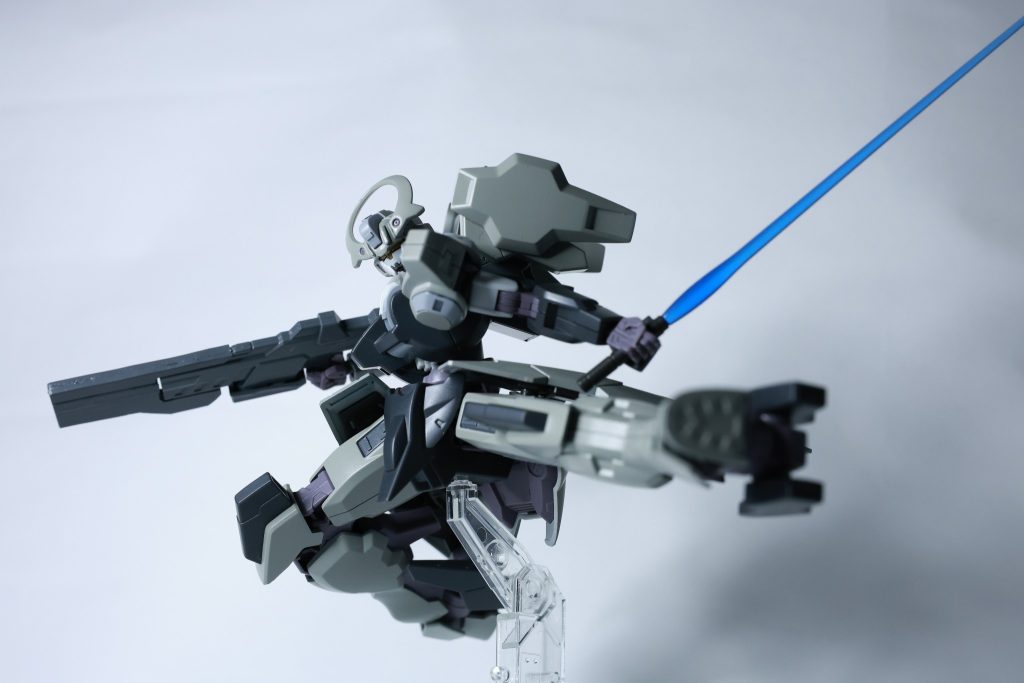 ガーディアン2本装備のシュバルゼッテの余りになっていたものをベースに作成しました。武装が全くなくなってしまったため、シンプルな機体として作ることに