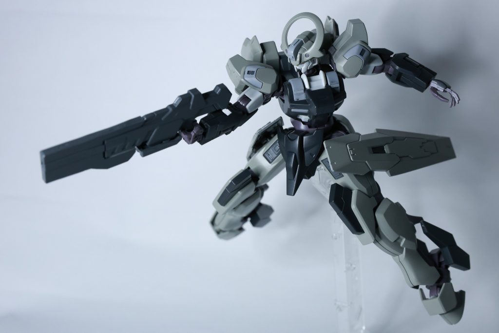 ○試作ビームライフルジェターク社の次期フラッグシップ機用武装として試作されたビームライフルディランザのものをベースとし、大容量エネルギーパック、高出力バレルの2つの試験装備を追加従来のものと比較して、高出力/長射程のものとなっている
