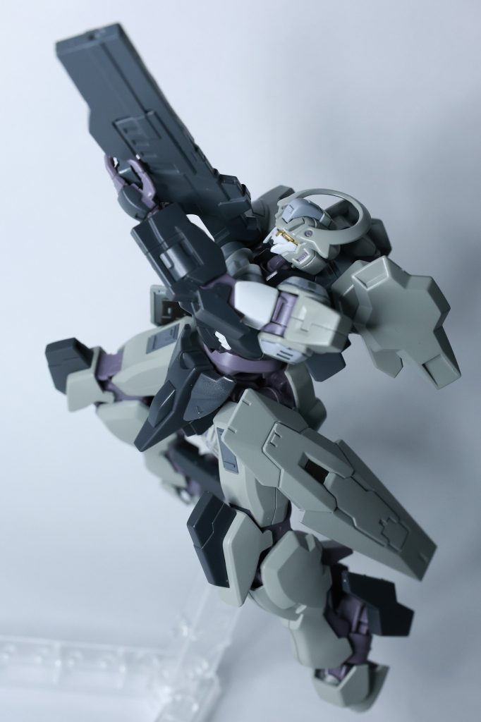 ビームライフルはディランザソルのを参考に、バレルユニットをプラ板から生成エネルギーパックはキットのものを紛失したため、てきとーなパーツを見繕って作成しました。シュバルゼッテに持たせると、思ったより大きかったです。