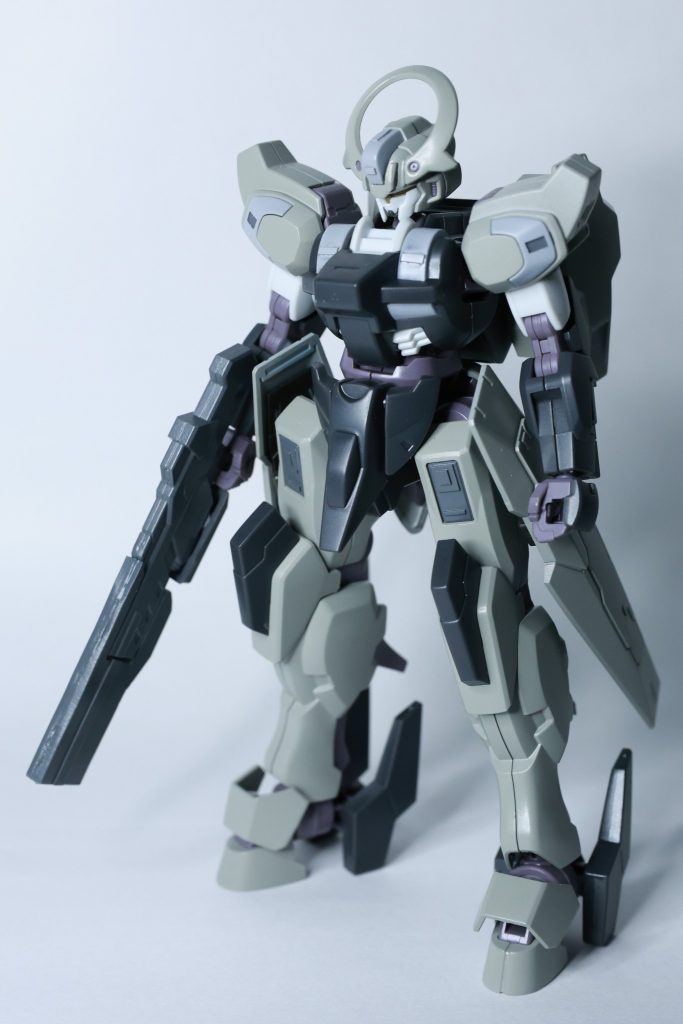 GUNDフォーマットが搭載される前のシュバルゼッテを作成ジェターク社の新技術検証用プラットフォームとして製造されたMSという想定です。