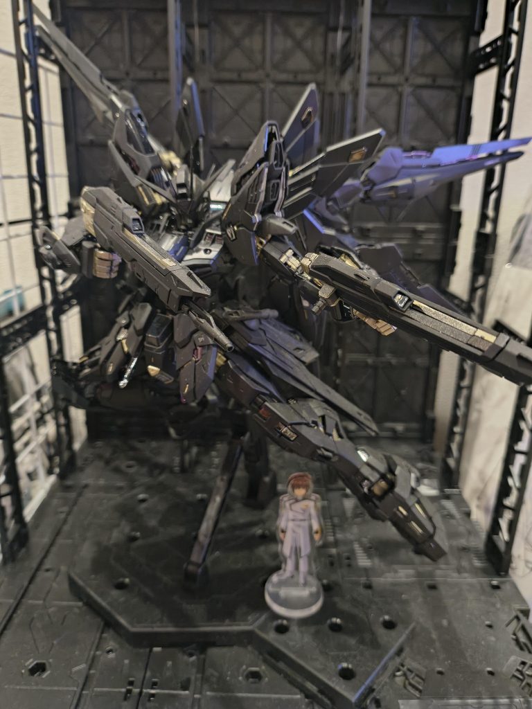 しかし肩のパーツが折れるという悲しい出来事がありポーズ決めて接着となりました