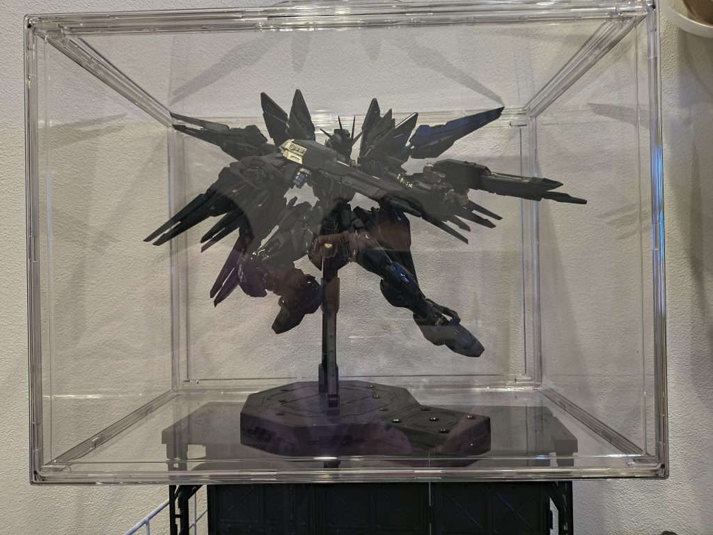 ダイソーのコレクションケースが全然手にはいらないので諦めていたら一回り大きいものをニトリで発見！