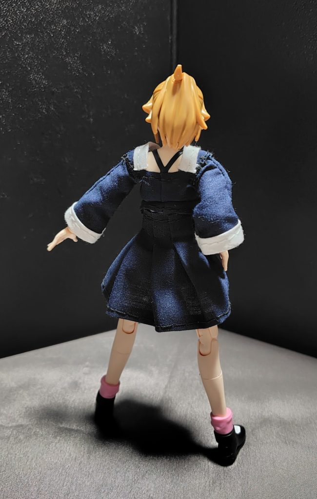 背中がえらく開けてるのは、30MS専用の制服をそのまま流用している為です。※この辺りは30MSボディの背中のジョイント部を付けられるようになっている箇所です。