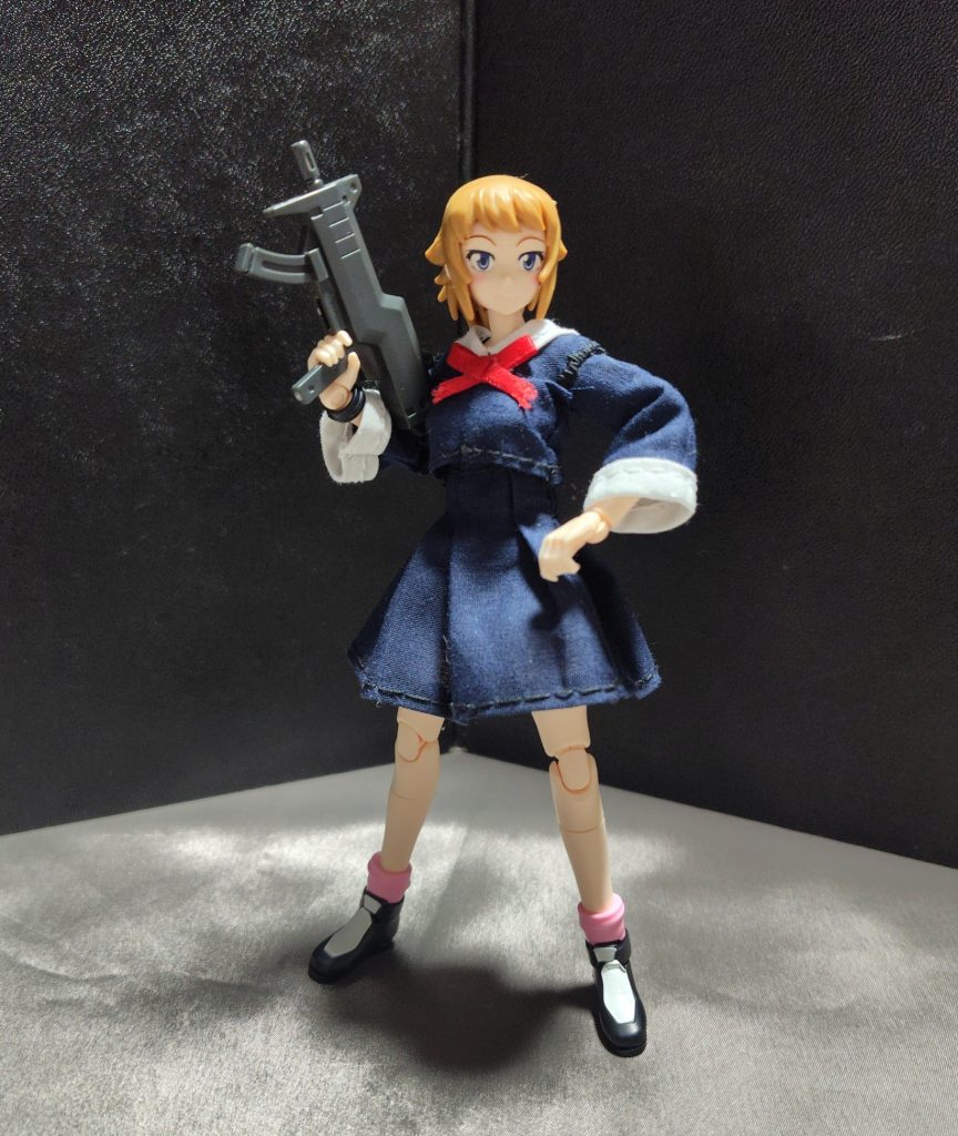 こういう格好の場合、一番合う武器はやっぱマシンガンかな？