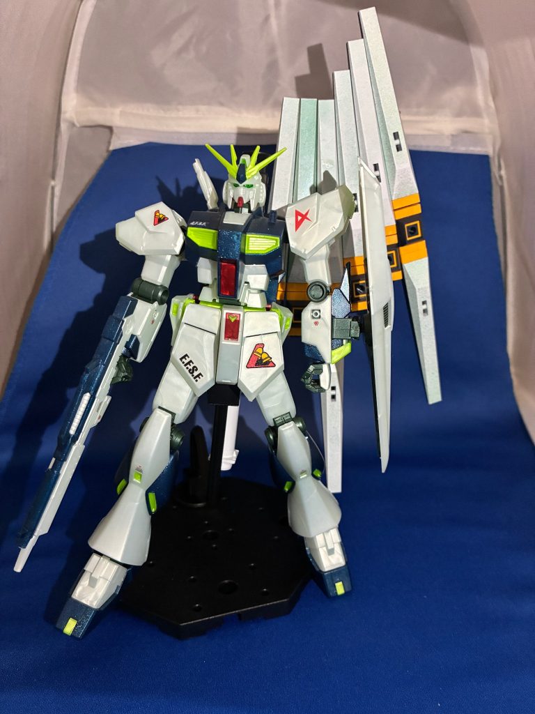 フィン・ファンネル装備やっぱりこれでこそνガンダムだとしみじみ思う。ガンダムマーカーEXサイコフレームホログリーンでうっすら塗装をしたけど一本だけ濃くなってしまった