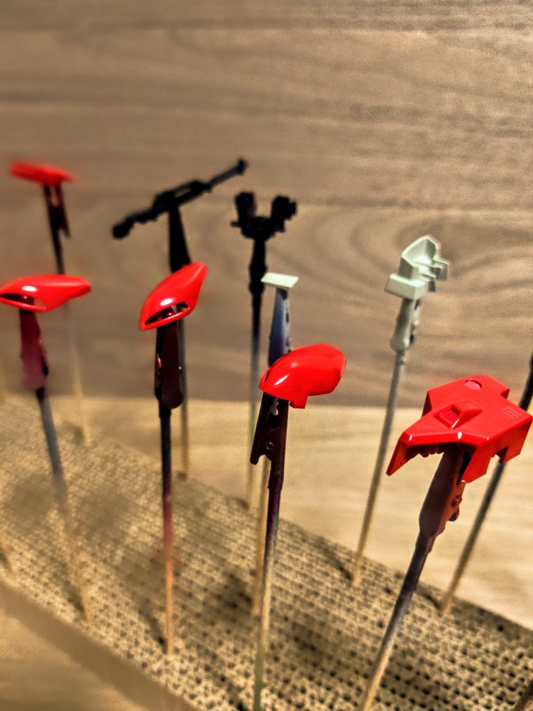 切り取ってから塗ってます。手抜きだけど(笑)、個人的には頑張ったんですよっ(泣)。というわけで、前回のテスト機カラーと並べてみましょ。