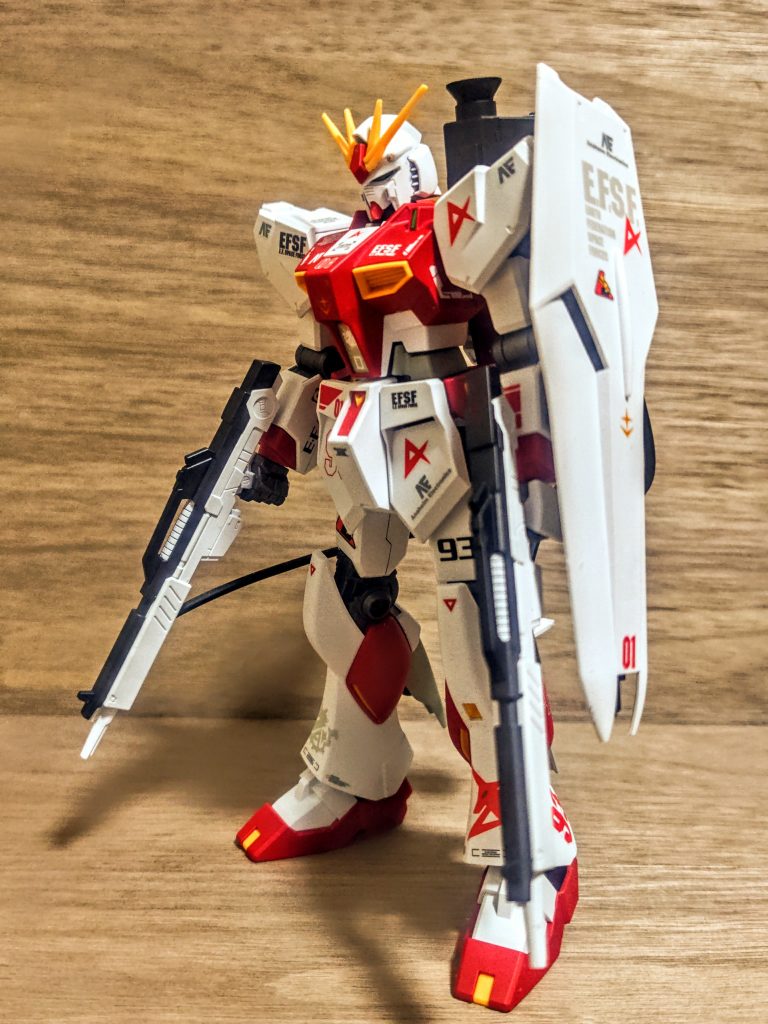 ホワイト部はベージュやレーシングホワイトにすれば良かったかもしれませんね。生クリーム色が似合いそう。真っ白、これだとヒロイック過ぎますか。しかし鮮やかな赤いカラーリングのガンダムもまたなかなかにめずらしく感じますね。テスト機仕様のオリカラ第二弾ですが、確かΖガンダム系のフォルムのでこんなイメージの機体があったような。この世界ではテスト機カラーは赤なんですよね。テスト仕様→逆に目立っても構わない→赤に塗る、、なんですかね(笑)。