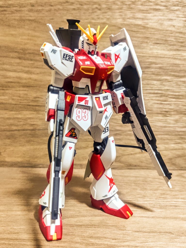 久しぶりに少しだけ貼りたくりましたが(笑)、やはりこれもまた楽しいです。ここ最近はデカールはシンプルに抑えるのがブームだったんですが、やはりウチとしてはたまにはこのくらいは貼りたくらないと(笑)。「て、テスト機カラーとはいったい、、」そうですね、今回は、プレゼンテーションモデルってことにしましょうか。テスト機のあと、ここまで完成してるんですよ仕様とでもいいましょうか(笑)。