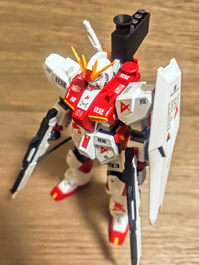 でも好きなんだから仕方がないっ。とか何とか言いつつ、今回はここまで。オリジナルカラーリングでのνガンダムテスト機仕様バージョン2、プレゼンテーションモデル前編でした(笑)。後編は奇跡の赤いフィン・ファンネル背負います、かもしれません。今回はキットとしては、通常版とペインティングモデル、オプションパーツセットを使用しています。たまにこんな妄想カラバリも楽しいですね、なかなか新しいキットを組む元気がないので、エントリーグレードのνガンダムは本当に作っていて満足度が凄まじい。再販されたらもっと買っておこう(笑)。それではまた次回お会いしましょう。ではまた。