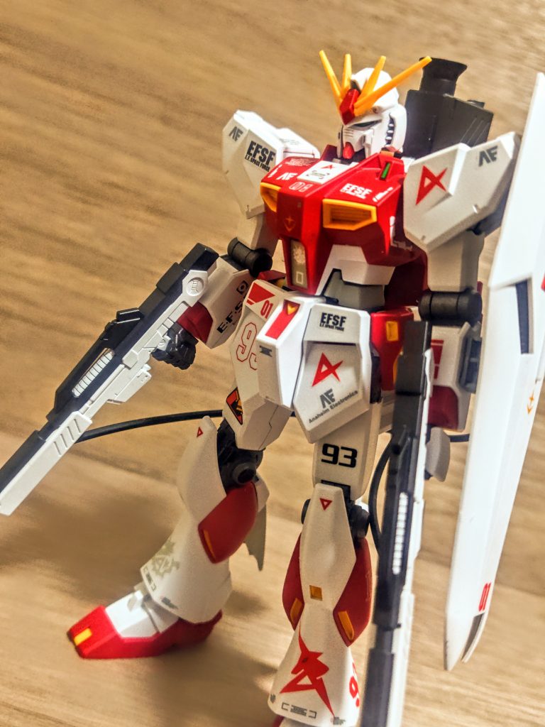 前回のテスト機カラーの白黒の黒い部分。あそこだけを赤にしようかと思ってたんですが、ペインティングモデルがあるので今回はオリジナルのままのカラバリにしてみました。このパターンで行くと、案外グリーンとかも良さそうですよね。ようは(笑)、ジム系でいたらそれがサンプルみたいなものですからね(笑)、イメージしやすいです。とはいえこれもエントリーグレードのνガンダムだから出来るネタです、色分けが本当素晴らしいので。ランナー塗装の応用編ですね(笑)。一応今回はちゃんと、、