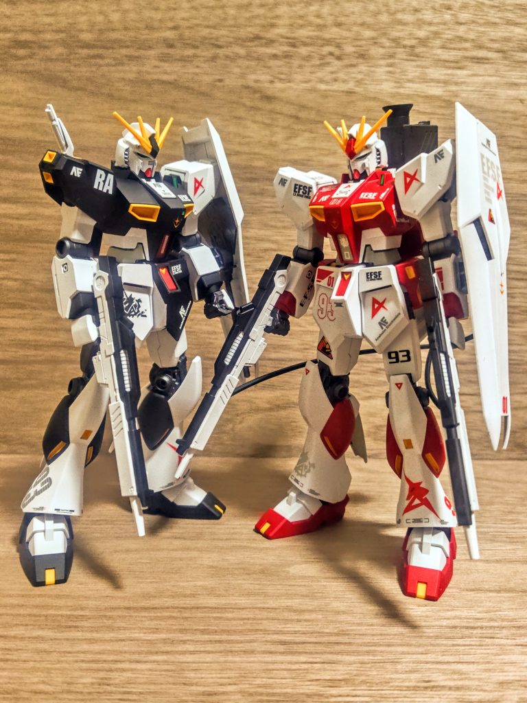 こ、これは思ったより良い感じなのでは。我ながらアッパレ(笑)。やっぱりデカール貼り過ぎな気もしますが、ちゃんと?テスト機カラーっぽく見えるような気がするようなそうでもないような。「すごいアイデアじゃないか(笑)」赤いνガンダム、やっぱり正解だった。普段黒や紺色のイメージなんで、真逆の赤やオレンジ系でと思って作りましたが、良かった、何とか成立した(笑)。