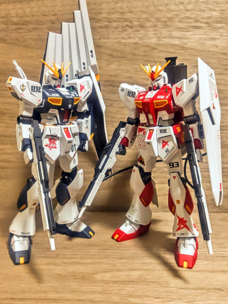 というわけで、コテコテデカール版のノーマルカラーのνガンダムと並べました。やっぱりフィン・ファンネルはいりますね、これがあると本当にカッコイイ。無い方がテスト機っぽいかなと思っていましたが、最近再販されたんで、とりあえずまた買ってきますか。エントリーグレードなのにオプションパーツセットでお金がかかっていく(笑)。まぁ、それでいうとνガンダムも何個隠してあったんだって話ですがね。