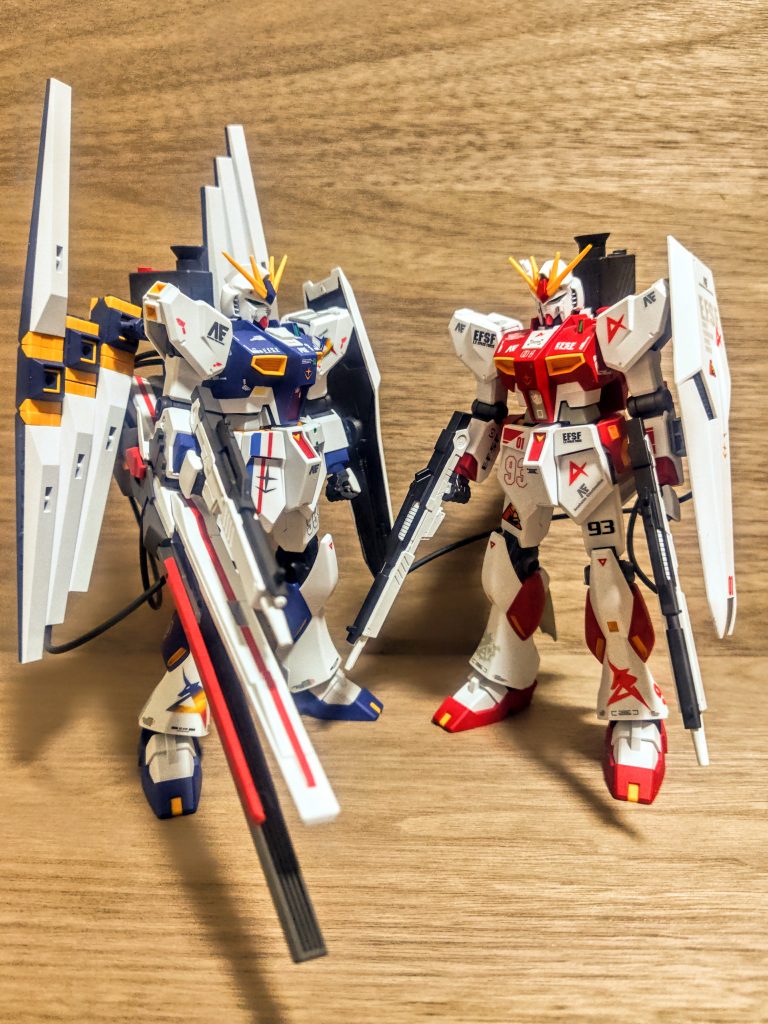 ラストはウチのテッパン、福岡ffです。良いですねぇ、赤と青のνガンダム。こうして見ると、そりゃ似合うよなって話なんですが、結構勇気いるんだから(笑)。福岡νガンダムがダブルフィン・ファンネルシルエットに、ロングレンジフィン・ファンネルなので、こっちの赤いνガンダムは左右非対称の片側フィン・ファンネルでオーソドックスに攻めたいところ。塗り替え大変そうな気がする(泣)。けれど背負いたい、やっぱり背負いたいっ。また置く場所確保も、ダイソーさんの500円ケースも買いたさなくちゃになるのに、私は何をしているんだ。。。