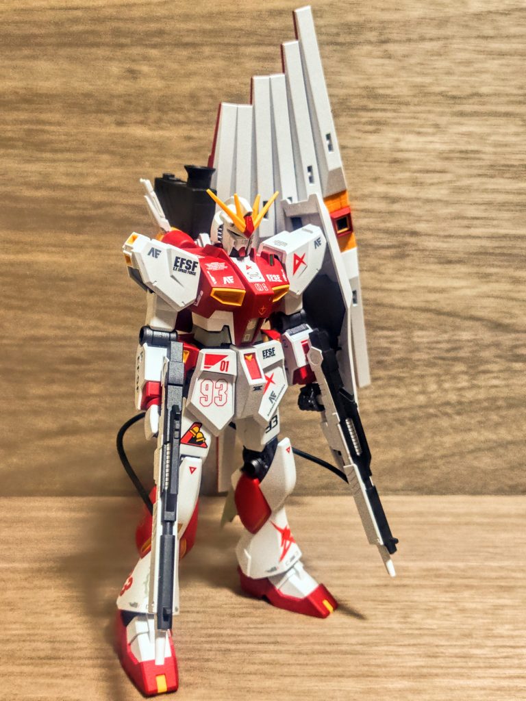 やっぱりこのシルエットは独特ですね。これこそνガンダムだと感じさせられます。以前組んだ福岡ffはダブルフィン・ファンネル仕様の付け方にしていたので、この片側6発の付け方は何気にオリジナルカラーのコテコテくん以来です。天邪鬼なので、ダブルフィン・ファンネルのシルエットもまた響くんですがね（笑）。良いです、どちらも非常に魅力的。ボディのレッドとまったく同じ色で塗りましたが、少しだけ暗めだったり、メタリック系で後付感、別物感を出しても良いかもしれませんね。