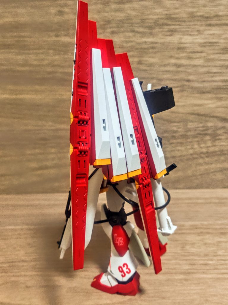 ウヒョー、赤いーっ（笑）。これはテンション上がります。お酒も飲んでないのに本当勝手に盛り上がってしまう（笑）、お気に入りの機体になってくれました。ペインティングモデルをまた買って、もう1つ似たようなコンセプトで別の色版を作りたいと思ってしまいましたが、このファンネルの色を変えるのって個人的には大変なんだけど、本当に最高です。重いけど一応立ってくれますしね（笑）。