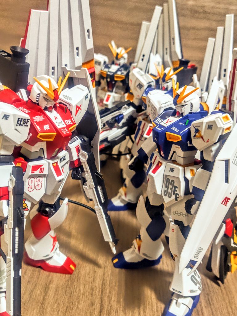 ポージングが出来ない素立ちだからこそ、きちんと計算しているのか、たまたまそうなっているのか、信じるも信じないもあなた次第です。(なんのこっちゃ（笑）)とか何とか言いつつ今回はここまで。80000ヒット、ありがとうございました。これからも、「最高傑作は次に作るキットのはず」1ミリずつ進化していく当チャンネルのエントリーグレードたちにご期待下さい。いつもコメントをくれる皆様、本当にありがとうございます。そして凄まじいクオリティで魅せてくれるガンスタに集いしニュータイプの皆様。盗もうにも盗めない技を何とかしてコピーしようと勉強させてもらっています。こちらも本当に感謝。私も頑張ってもっと良いクオリティで次のキットを組み立てなくちゃ。そのキットも私のことなので、やっぱり大して進歩もせず、お手軽フィニッシュで、おまけに素立ちで飾るんでしょう。けれども楽しいからオーケー（笑）。それではまた次回お会いしましょう。ではまた。