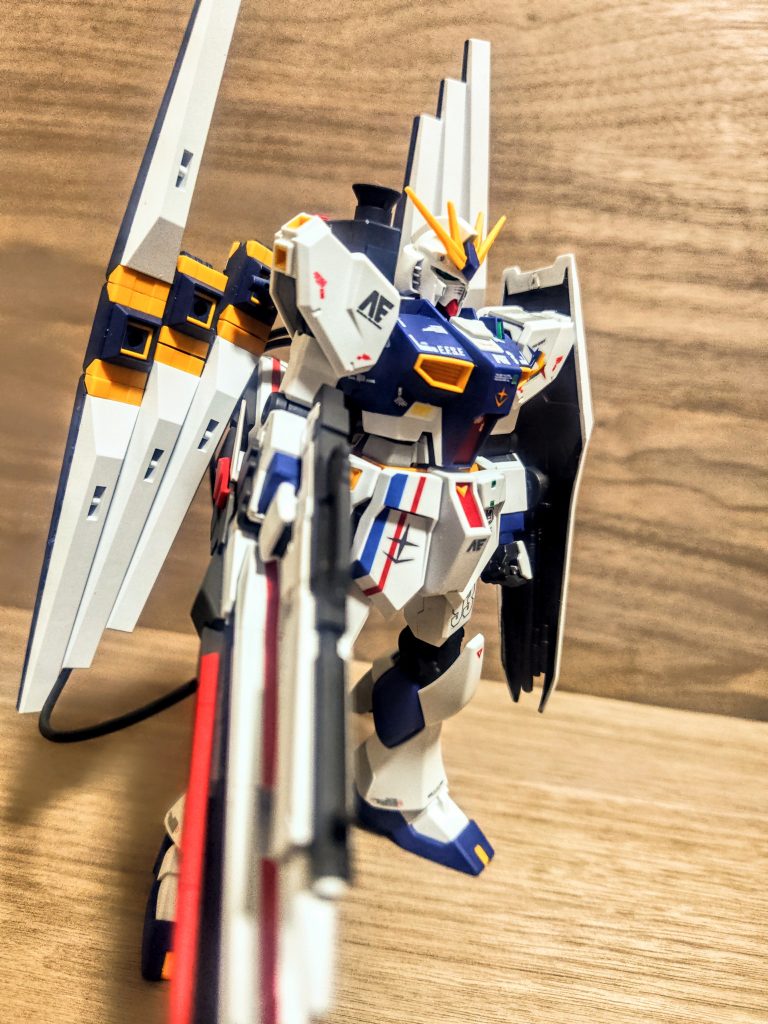 そこから胸を張ってですね、カメラをわざと下げると、アドバンスド・ドラゴンボールスタイルですね（笑）。さっきの赤いのとたいして変わらないのに頭が大き過ぎず、なぜか短足に感じさせない。ちょっと距離を開けたんですね、その分圧縮率が変わりました。ちょうど足に対して武器が完全に被っているのもポイントでしょう、なるほどなるほど。これで武器に目が行き、かつダイナミックな手前ボケで武器そのものがカモフラージュの一員となって、ある意味短足感を目隠ししてくれています。(ホントかよ（笑）、狙ってないだろ、絶対にたまたまだろ？)