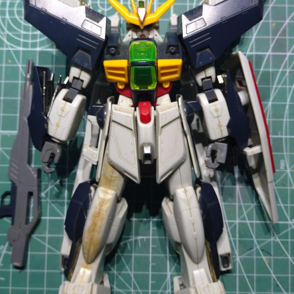 放送当時におねだりし、買ってもらったセットのDX&nbsp;いとこが買っていた模型誌の作例に憧れて色々と挑戦をした思い出のキットです。&nbsp;部屋の整理で出てきたので、大人になった今の技術でレストアします&nbsp;まずは現状の把握あちこち関節が摩耗して自立できず右足は合わせ目消しを失敗しガタガタパネルも薄くする作例を真似し破損と我ながら酷い状況。まずは溜まった汚れを洗浄し、ゲート跡の処理から始めます。（2枚目）
