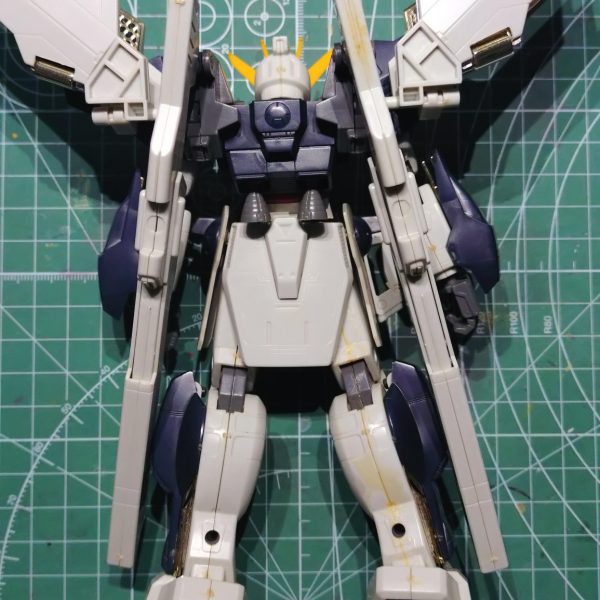 放送当時におねだりし、買ってもらったセットのDX&nbsp;いとこが買っていた模型誌の作例に憧れて色々と挑戦をした思い出のキットです。&nbsp;部屋の整理で出てきたので、大人になった今の技術でレストアします&nbsp;まずは現状の把握あちこち関節が摩耗して自立できず右足は合わせ目消しを失敗しガタガタパネルも薄くする作例を真似し破損と我ながら酷い状況。まずは溜まった汚れを洗浄し、ゲート跡の処理から始めます。（3枚目）