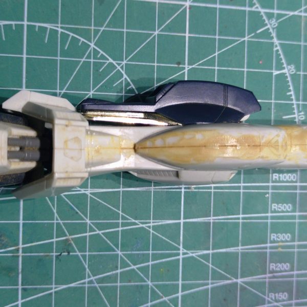 放送当時におねだりし、買ってもらったセットのDX&nbsp;いとこが買っていた模型誌の作例に憧れて色々と挑戦をした思い出のキットです。&nbsp;部屋の整理で出てきたので、大人になった今の技術でレストアします&nbsp;まずは現状の把握あちこち関節が摩耗して自立できず右足は合わせ目消しを失敗しガタガタパネルも薄くする作例を真似し破損と我ながら酷い状況。まずは溜まった汚れを洗浄し、ゲート跡の処理から始めます。（4枚目）