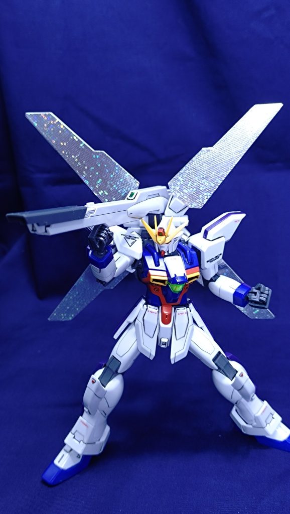 目玉のサテライトキャノン当時品だとリフレクターの向きが再現できないのを、このキットで知りました。パカッと開くだけじゃなく、基部で回転するギミックだったとは・・・新しい発見でした。実家にて某模型雑誌の付録にあったメカニック設定資料集を見つけまして。ガンダムX熱が高まってました（笑）レオパルドがようやくキット化になるなどこちらも楽しみです。他にもXシリーズで思い出のキットを見つけたので、こちらも手を加えていこうと思います。最後までお読みいただきありがとうございました