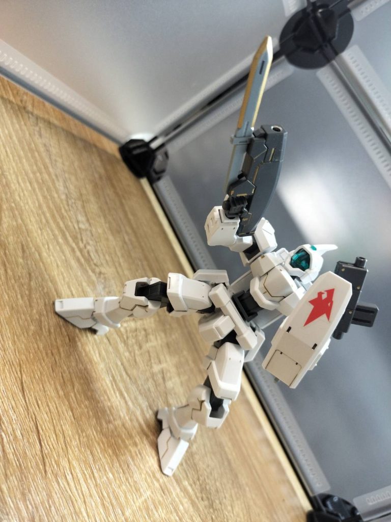 可動域十分でポージングの自由度はある機体です今更プレバンのカスタムも買っておけばよかったと後悔してます