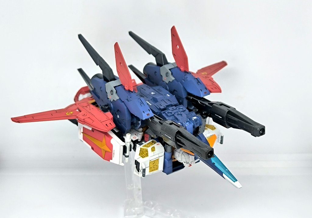 MA形態複座式で機首にもコックピットが搭載されており、MS形態、MA形態でメインで操縦するパイロットが切り替わるシステムとなっている。