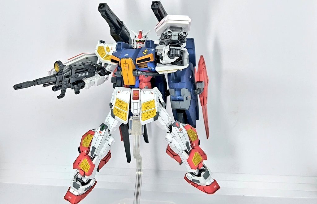 火力増強のため2連装ビームガンとショルダーキャノンを対象に装備。また、元のパーフェクトガンダムとは異なり、ビームライフルをそのまま装備。ビームサーベルは両腕部の2連装ビームガンにマウントしている。