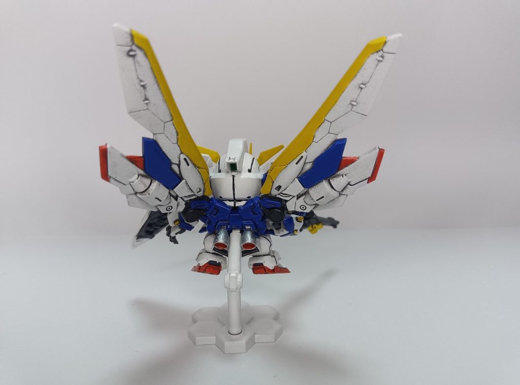 バスターライフルは長過ぎて、後ろ部分が腕に干渉するので切り取り、先端下部のランディングギア？は切り取りました。