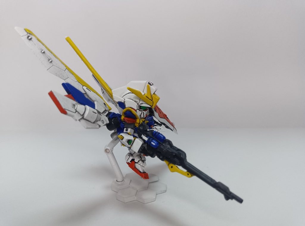 左腕は肩との取り付け位置を変えて、前腕の籠手に穴を開けプラ棒でシールドを接続。バスターライフルは長くても迫力が出るけど、シールドは流石にデカ過ぎるとは思いつつ、詰める技量も自作する根性もないのでそのままです。