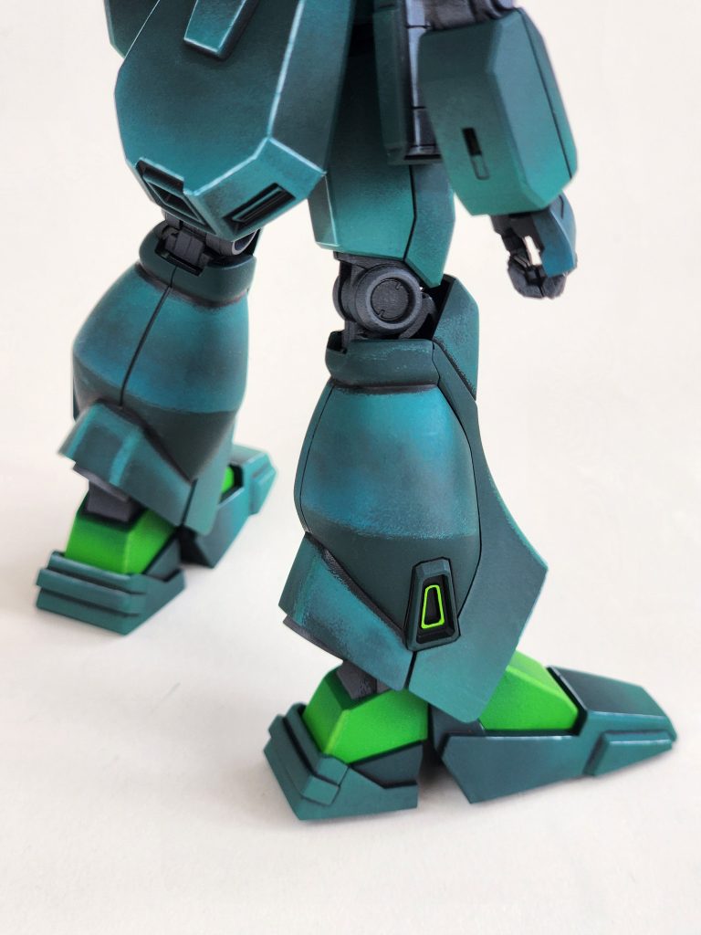 小さな緑色の通気口を塗装するのは、繊細な作業だった。Painting the small green vents was a delicate process.