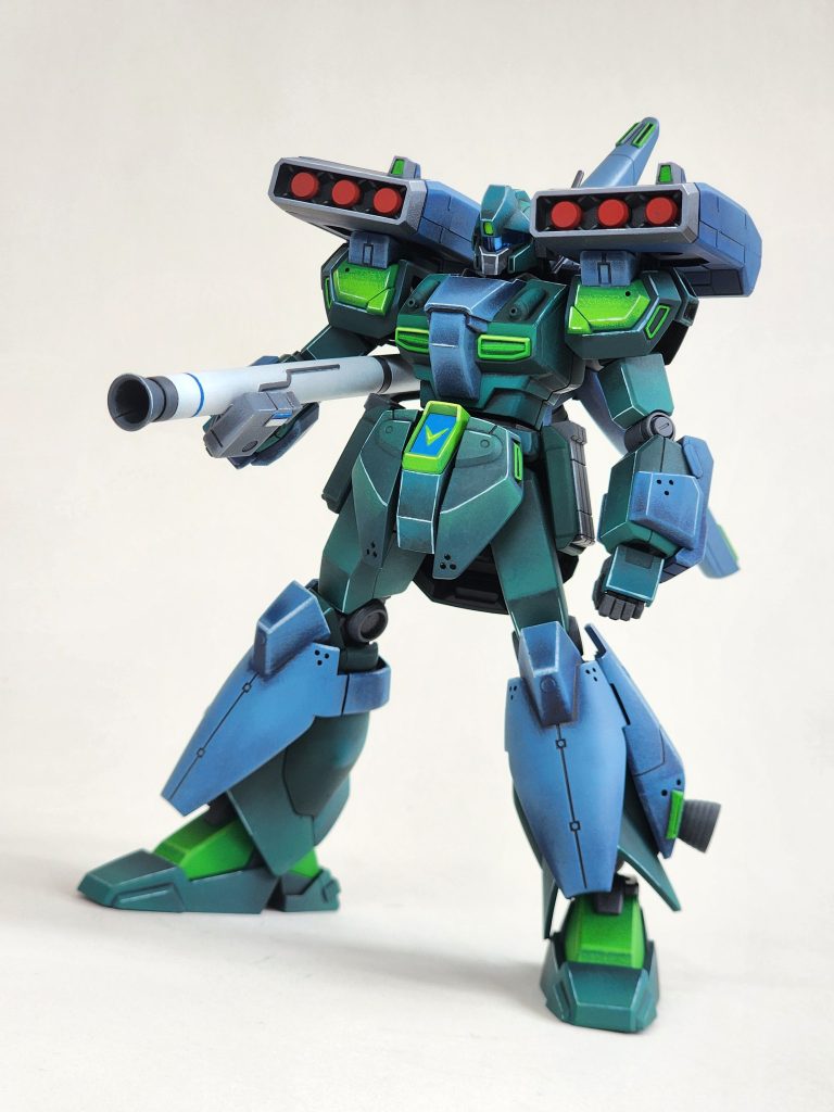 これはとても楽しいキットで、組み立てにもそれほど時間はかかりませんでしたが、正直に言うと、ポージングの自由度は非常に限られています。肩のランチャーが邪魔になるし、バズーカは脇の下に挟むとかなり邪魔になります。自然なポーズをとらせるのにずいぶん時間がかかりました。This is such a fun kit and didnt take too long to build, though I have to admit, posing is very limited. The shoulder launchers get in the way and the bazooka is quite cumbersome under the armpit. It took me ages to pose naturally.&nbsp;