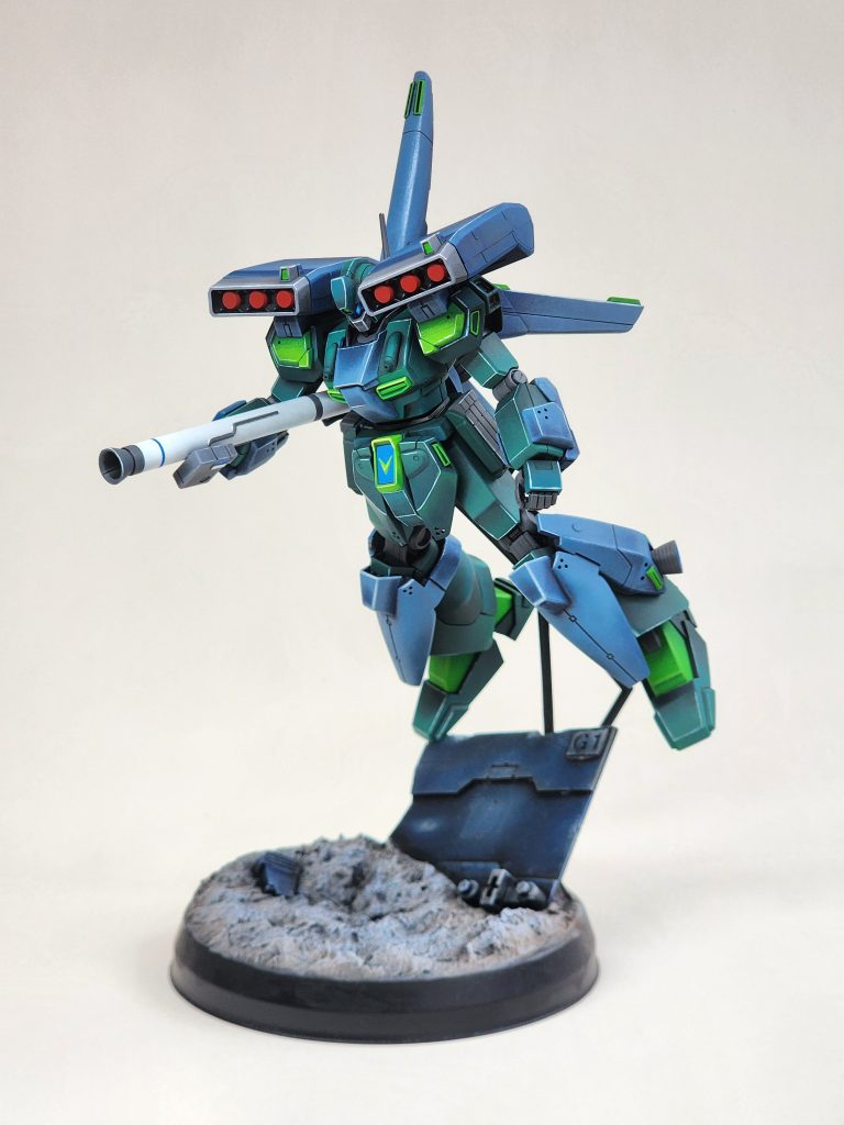 今回は武器に特に注意を払いたかったんです。青いリングは危うく失敗しそうになりました。最初の試みではマスキングテープの下に塗料がにじんでしまったので、2回塗り直さなければなりませんでした。I wanted to pay extra attention to the weapons this time round. I had a near miss with blue ring. My first attempt left paint bleeding under the masking tape. I had to paint it twice.