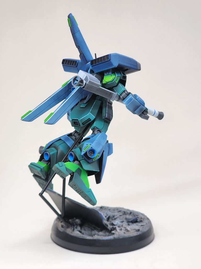 ポーズをとってしばらくすると、自作のアクションベースが壊れてしまいました。キットを勢いよく掴んだ時に、弱い部分が折れてしまったようです。しまった。ちゃんとしたアクションベースが必要になりそうです。After a short while posing, I broke my home-made action base. There was a weak piece which snapped as I abruptly grabbed the kit. Oops. A proper action base is in order.&nbsp;