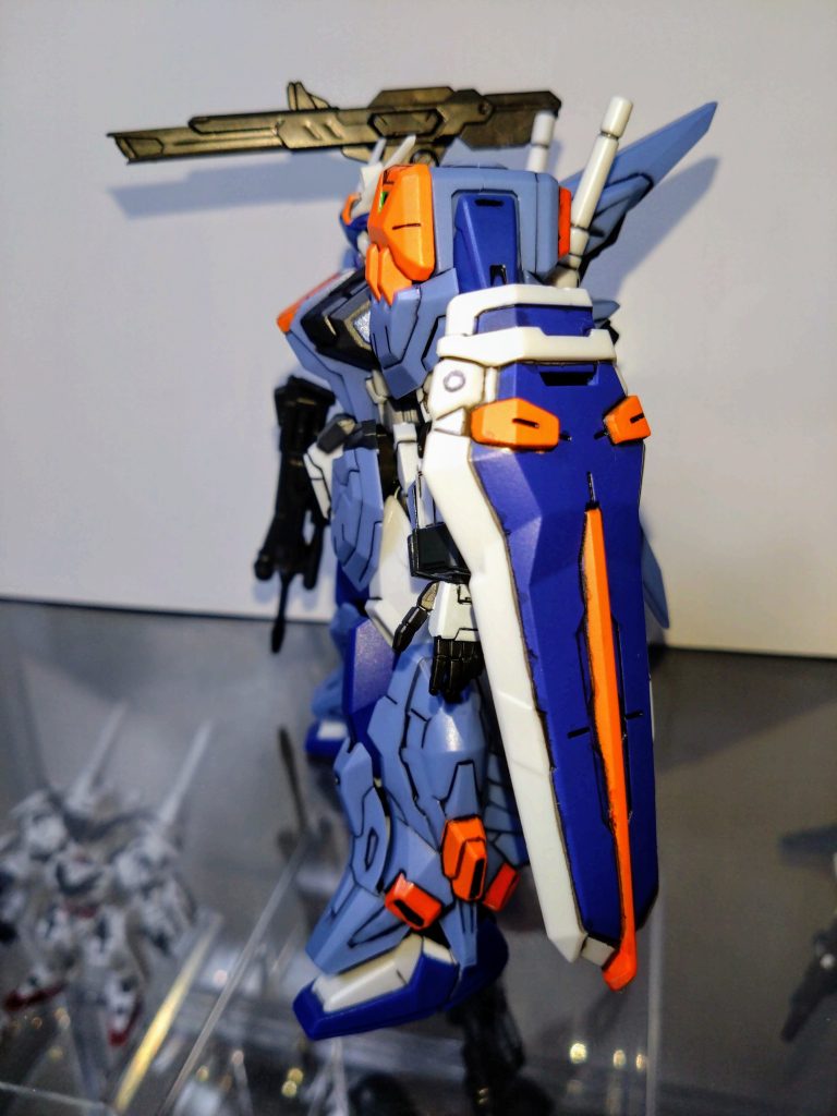 カメラアイやセンサーにはシルバー→GXメタルイエローグリーンを重ね塗りしました。