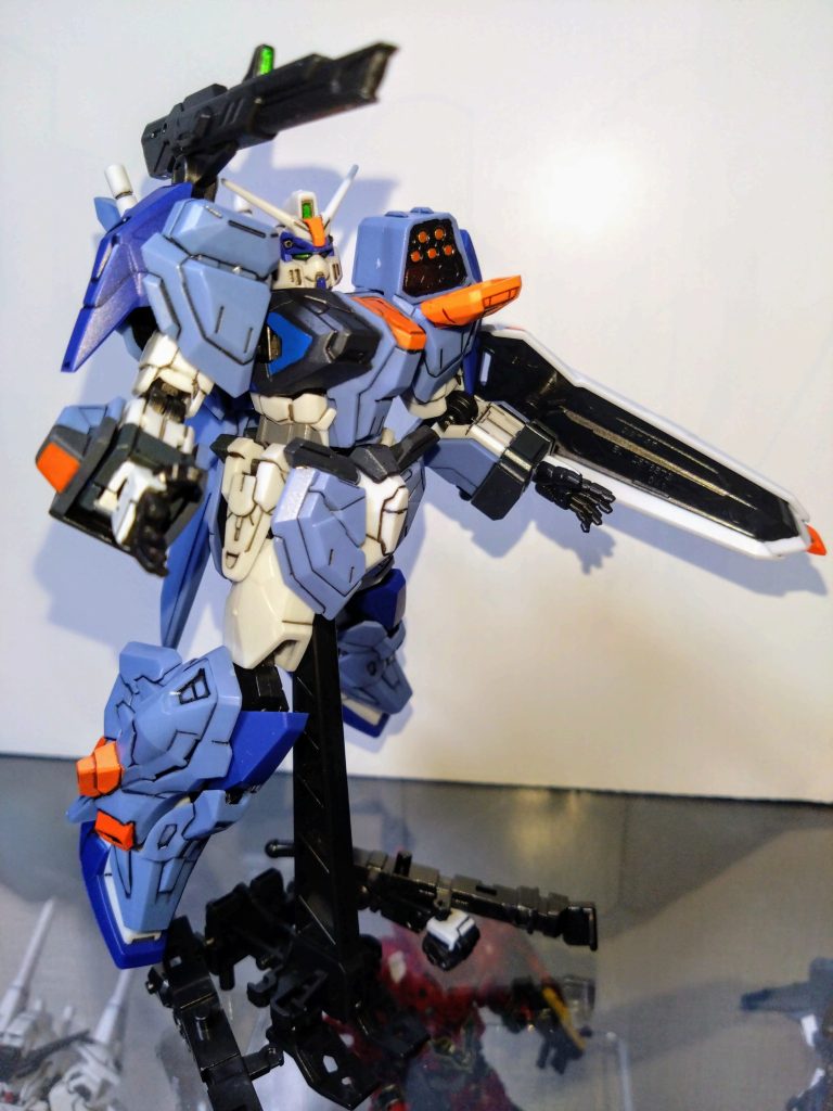 アサルトシュラウドに合わせ、一部塗り替えた所もあるので、素のデュエルガンダムに換装するのは辞めました。