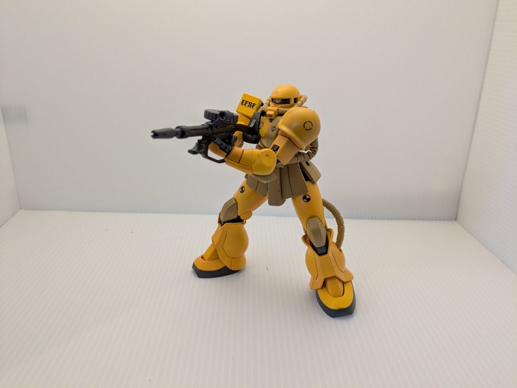 シールドやスパイクは無くし、テスト用の仮想敵として最低限の装備になっています。武装もザク・マシンガンのみ。