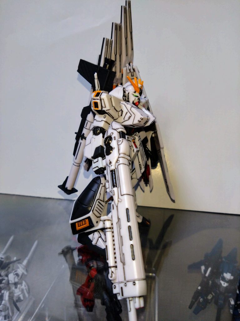 水性ホビーカラーは黒鉄色、赤鉄色、オレンジイエロー、ガンダムホワイト、ミッドナイトブルーです。