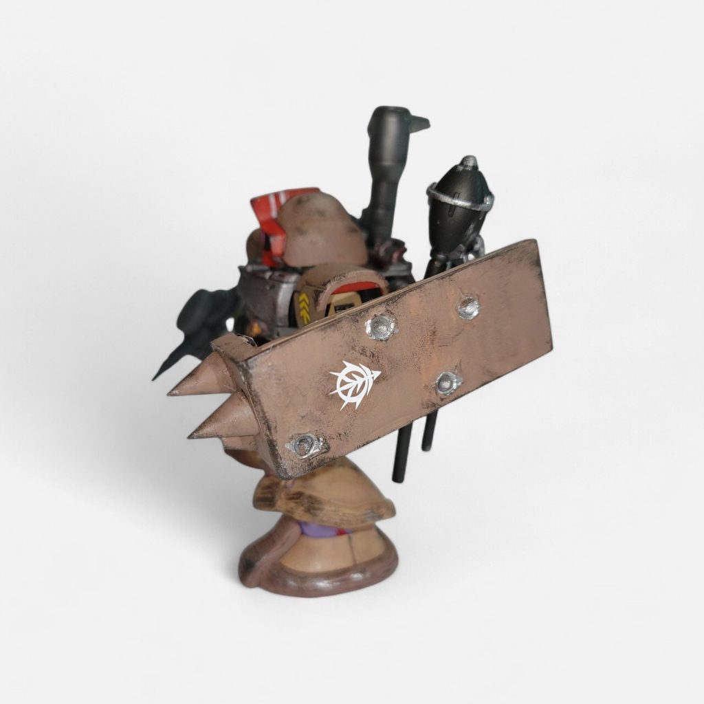 スパイクシールドはプラバンとジャンクパーツで作りました。同サイズのトゲが2つしかなくて1つをダメージ表現でごまかしています。そのためシールドにもダメージ表現をつけてみました。