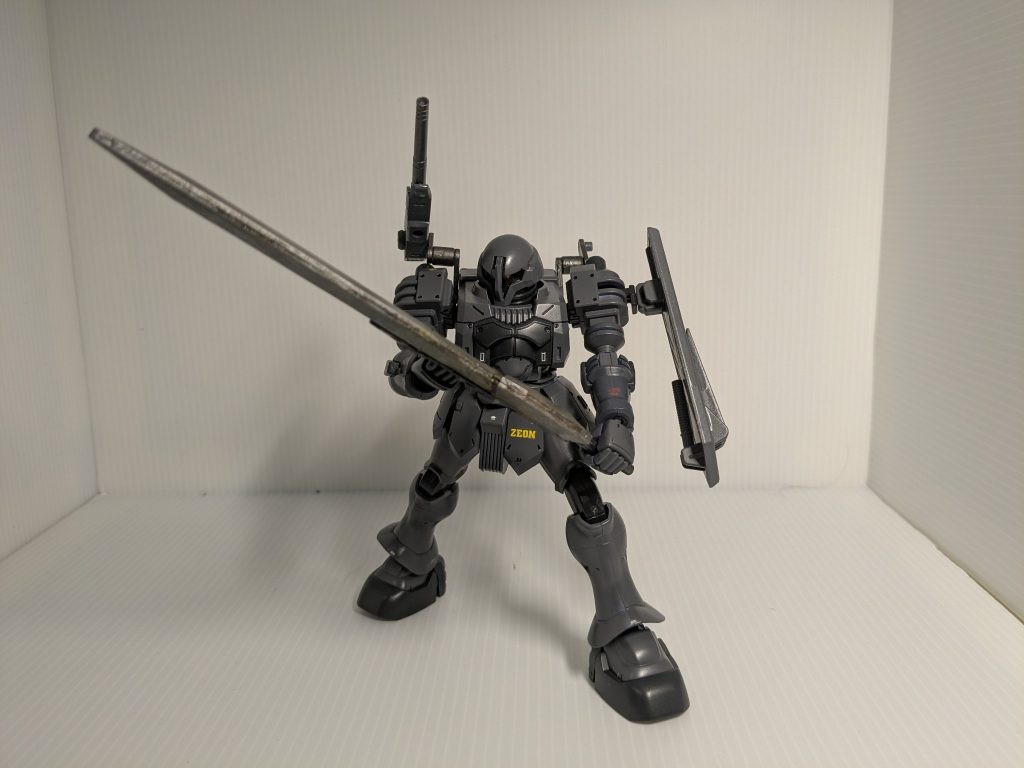 ヒートホークなどが素体入手時点で無かったので、とりあえず大きい剣を持たせています。ここぞという時に土星エンジン全開で猪突して、大型の剣で突破するイメージですが…流石にバックパックの推進器を減らしたのはまずかったですかね？