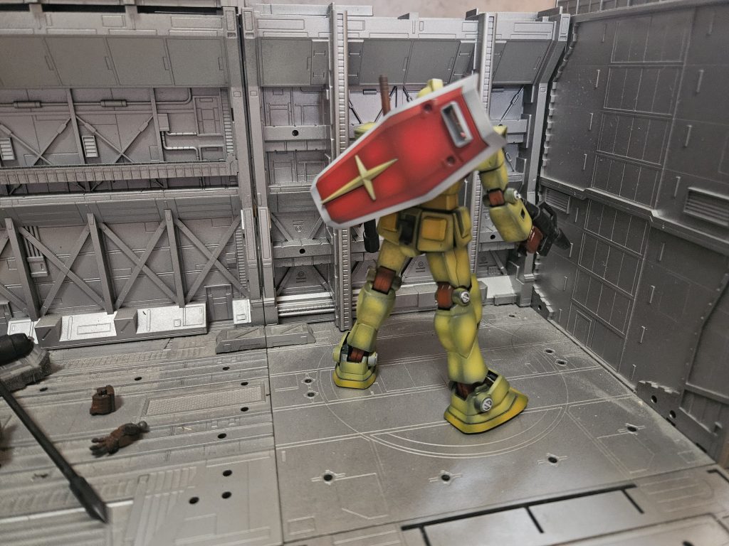 後ろガンダムやジムの稼働データにより改良されたジェネレーターになってガンダムより性能が向上したさらにガンダムに装備されていたヘリウムコントローラーコアも追加され出力はガンダムより高いものになっているバックパックはガンダムの物を装備しビームサーベルは二本持ちになっている