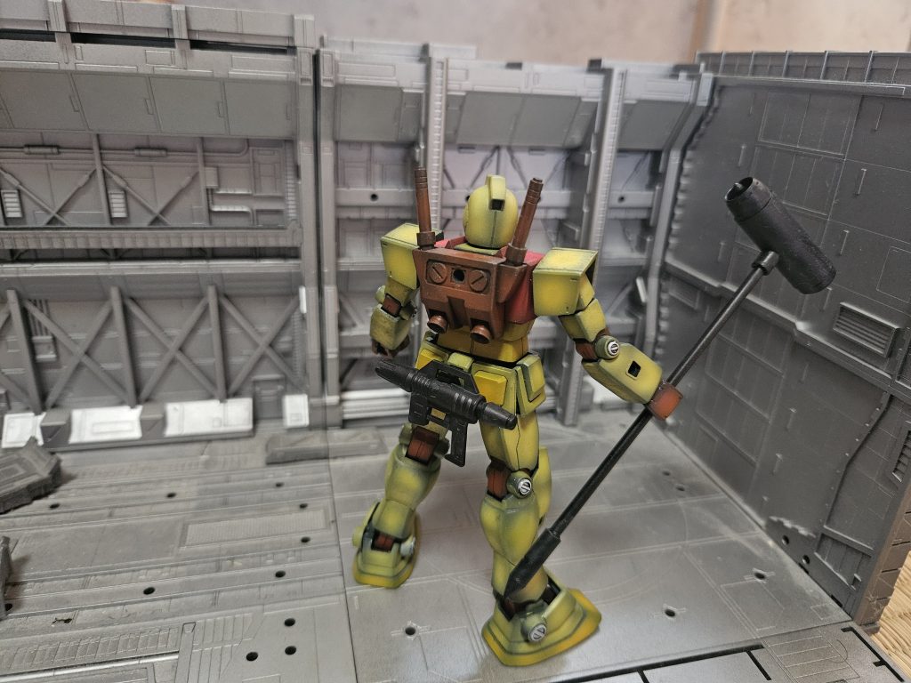 ジムハンマールナチタニウム製の打突武器ハンマー後部に推進装置が装備されていて打突時に威力を上げる他、宇宙空間では姿勢制御に利用する柄の先端にスパイクが設置されていて奇襲、咄嗟の迎撃等に利用する&nbsp;