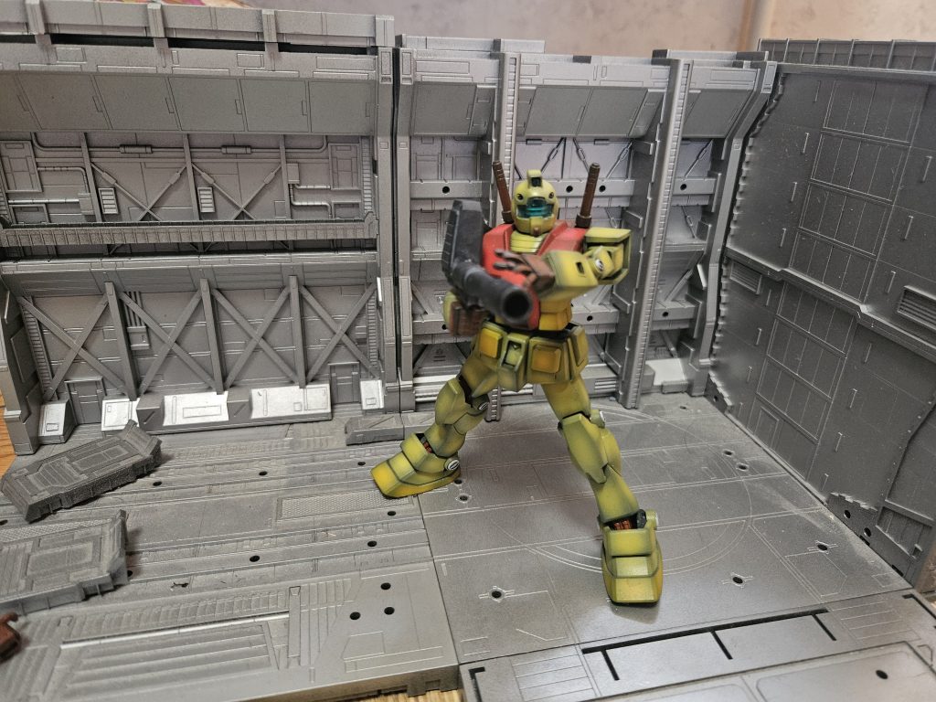 ジムバズーカハイパーバズーカをショートバレル化し取り回しを向上させた装備バレルが短くなったことで射程や安定性は悪化したが至近距離での使用が推奨された為影響はなかったむしろ命中率、撃墜率が上がった